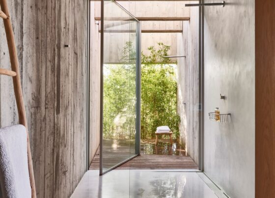 10 imprescindibles para preparar tu terraza para el verano: ¿te atreves con las duchas de exterior?