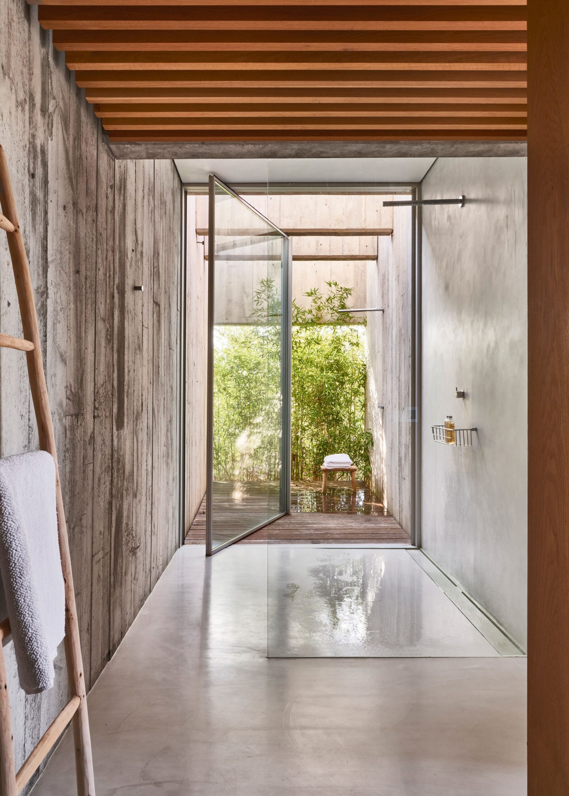 10 imprescindibles para preparar tu terraza para el verano: ¿te atreves con las duchas de exterior?