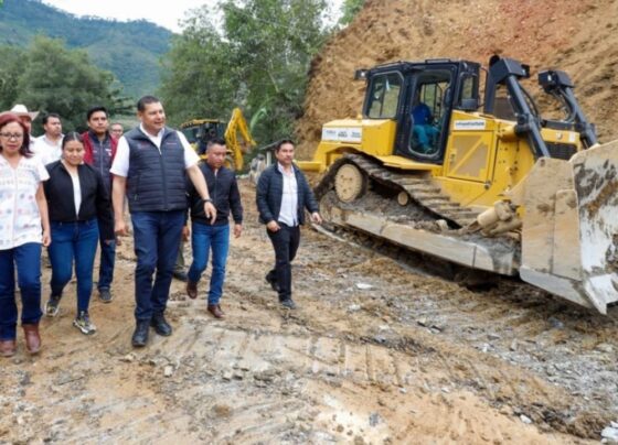 Con módulos de maquinaria, Gobierno de Puebla abre caminos afectados por deslaves en Eloxochitlán
